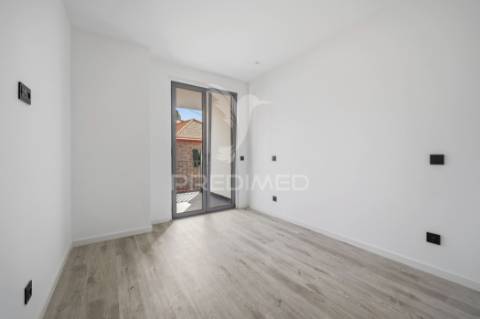 Moradia renovada com sótão e garagem na zona premium da boa nova – funchal