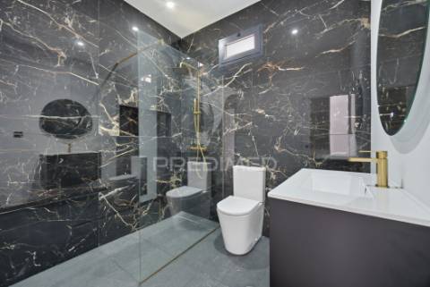 Moradia renovada com sótão e garagem na zona premium da boa nova – funchal