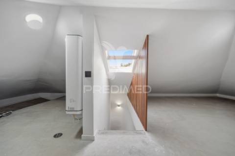 Moradia renovada com sótão e garagem na zona premium da boa nova – funchal