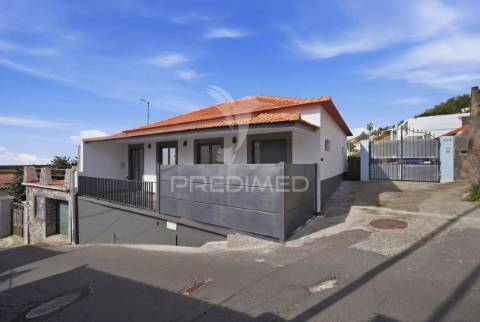 Moradia renovada com sótão e garagem na zona premium da boa nova – funchal