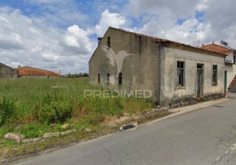 Moradia em ruínas c/ 144m2 - oiã