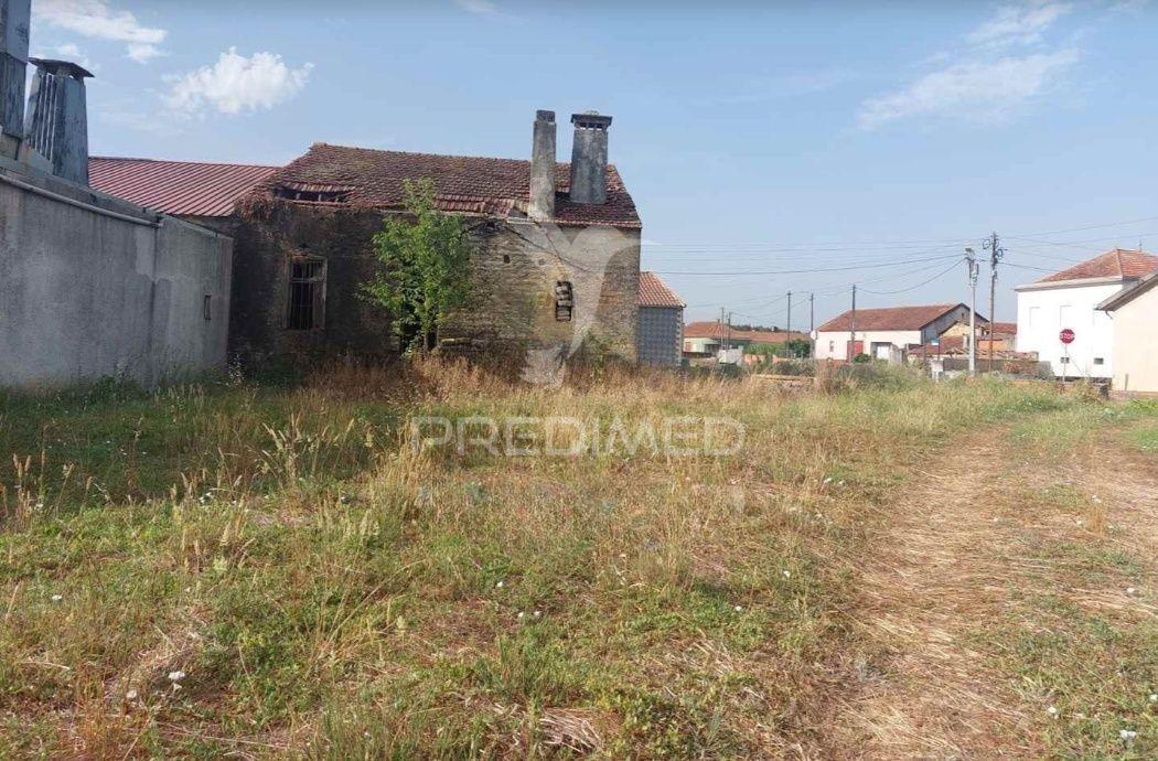 Moradia em ruínas c/ 144m2 - oiã