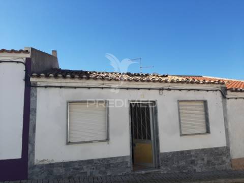 Moradia t2 para reconstrução com quintal.