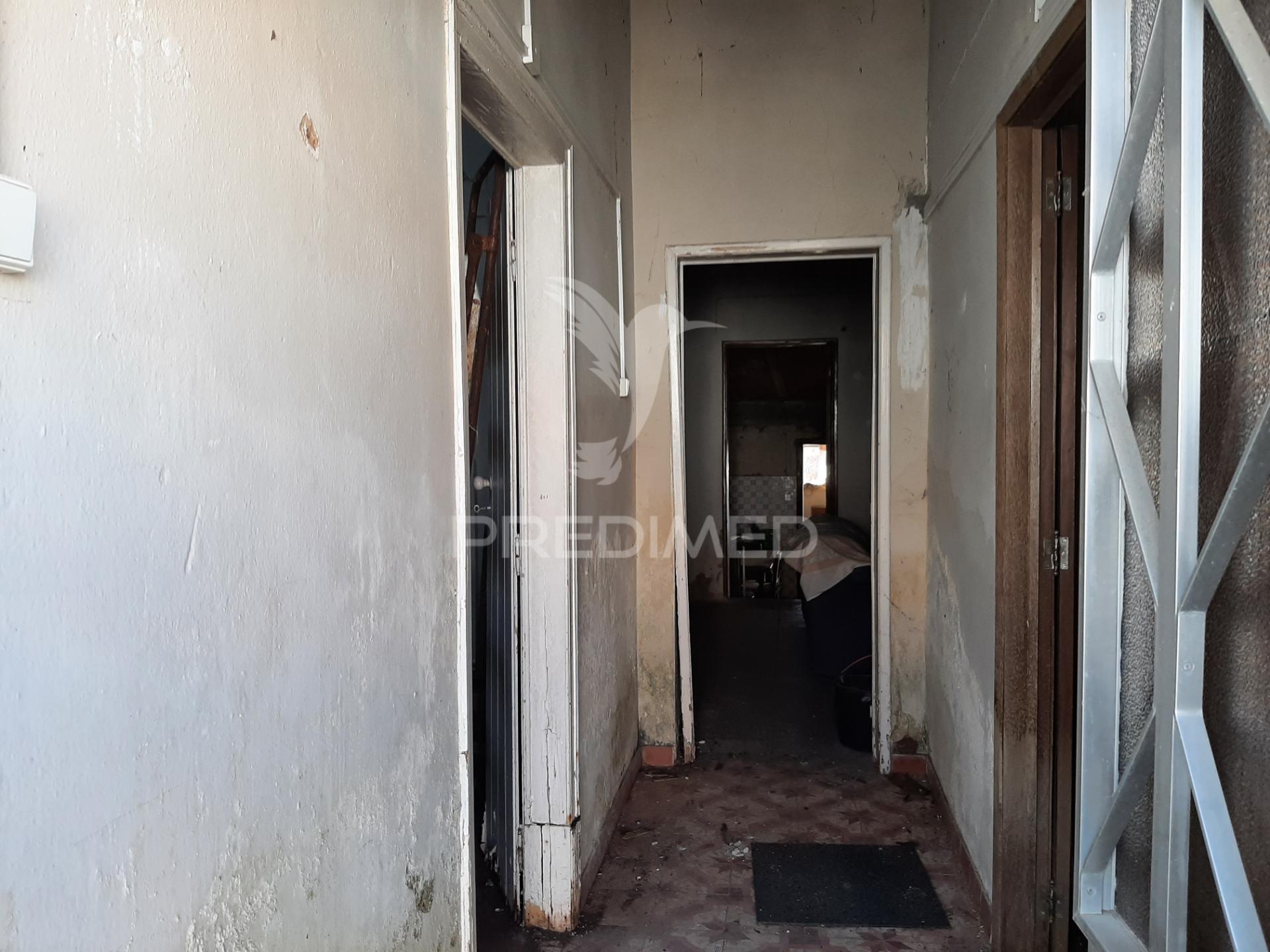 Moradia t2 para reconstrução com quintal.