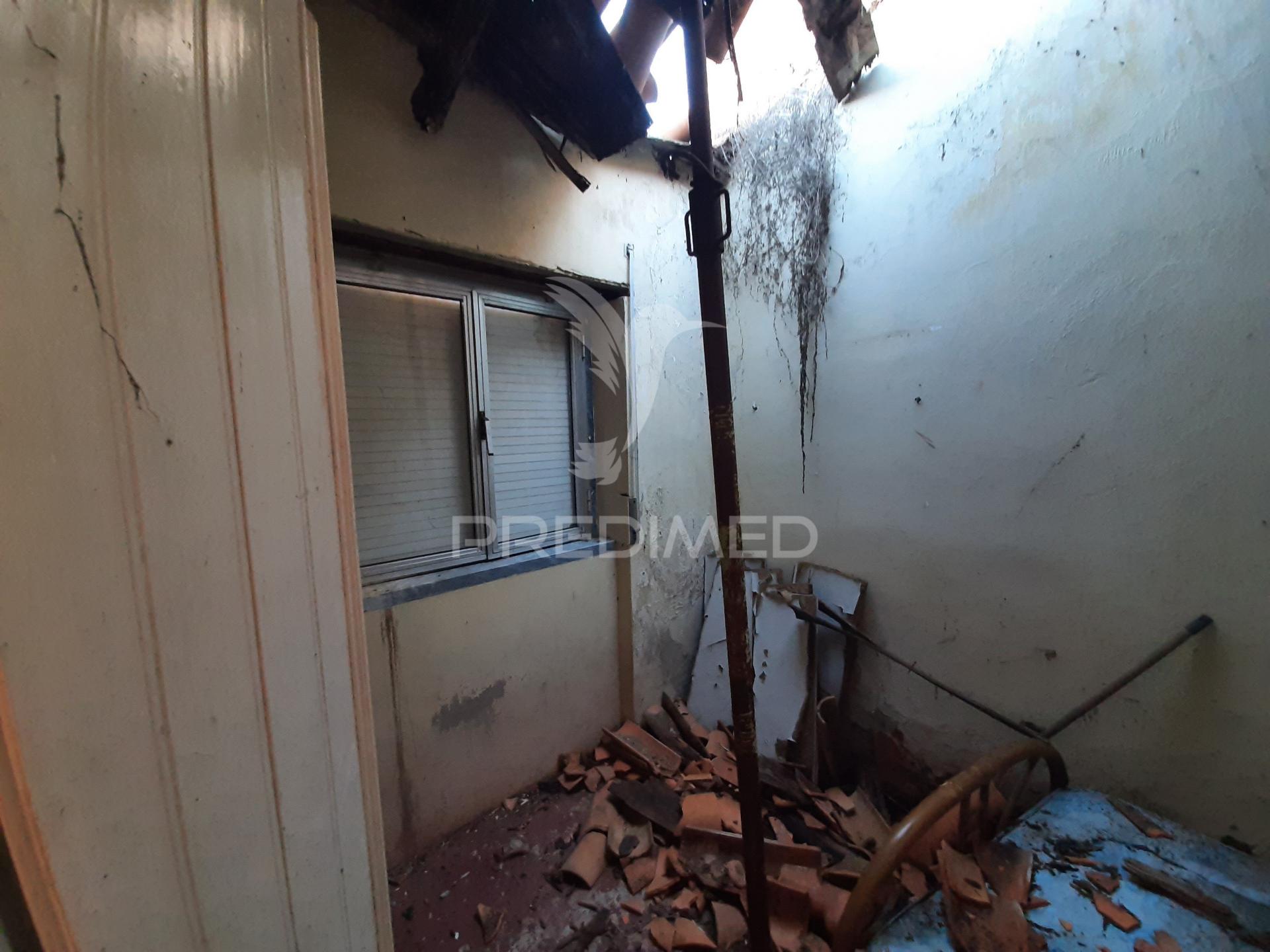 Moradia t2 para reconstrução com quintal.