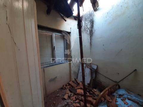 Moradia t2 para reconstrução com quintal.