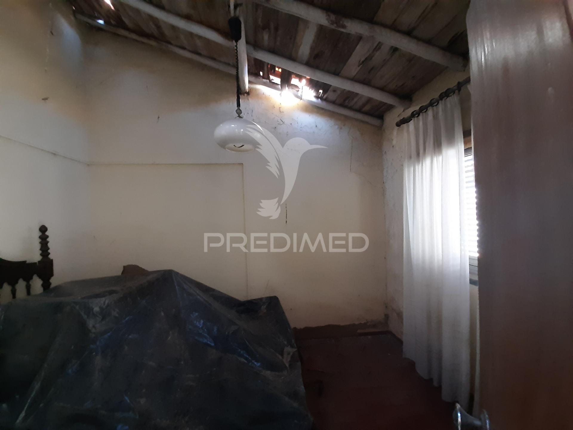 Moradia t2 para reconstrução com quintal.