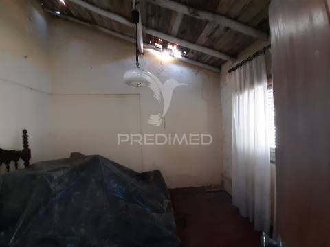 Moradia t2 para reconstrução com quintal.