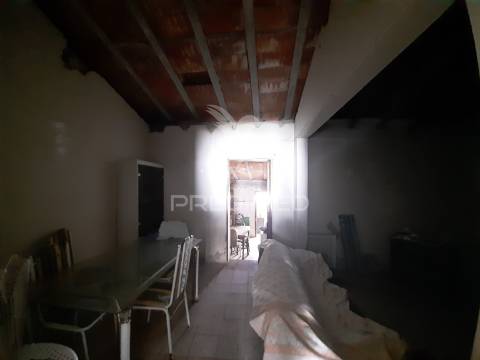 Moradia t2 para reconstrução com quintal.