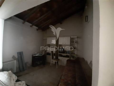 Moradia t2 para reconstrução com quintal.