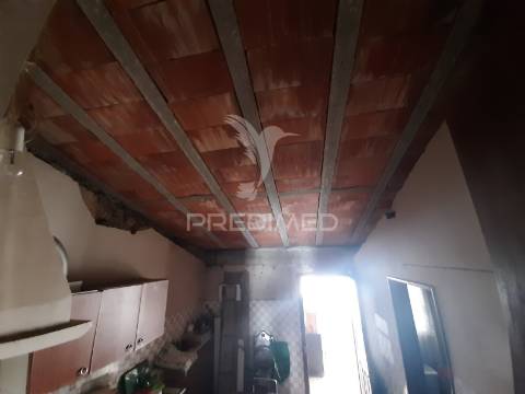 Moradia t2 para reconstrução com quintal.