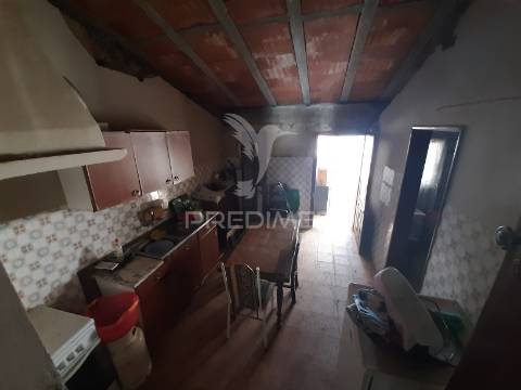 Moradia t2 para reconstrução com quintal.