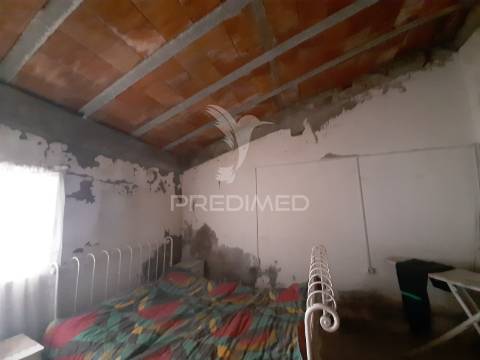 Moradia t2 para reconstrução com quintal.