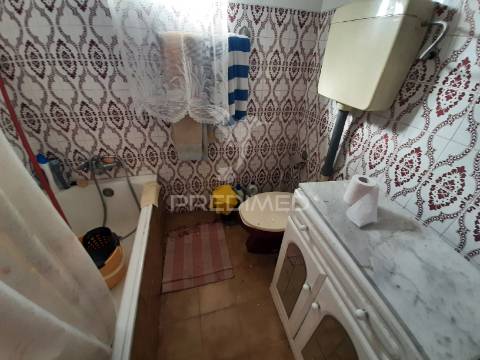 Moradia t2 para reconstrução com quintal.