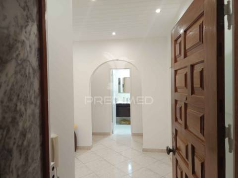 Apartamento todo remodelado com vista desafoga em  vale flores