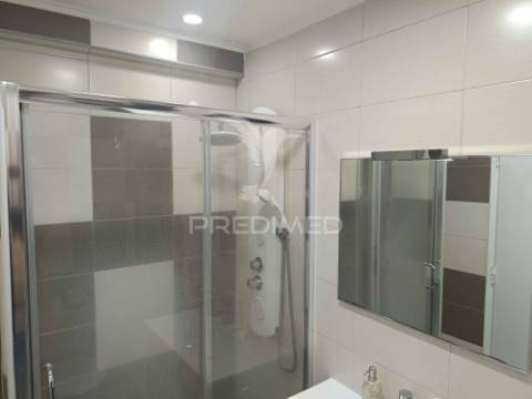 Apartamento todo remodelado com vista desafoga em  vale flores