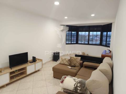 Apartamento todo remodelado com vista desafoga em  vale flores