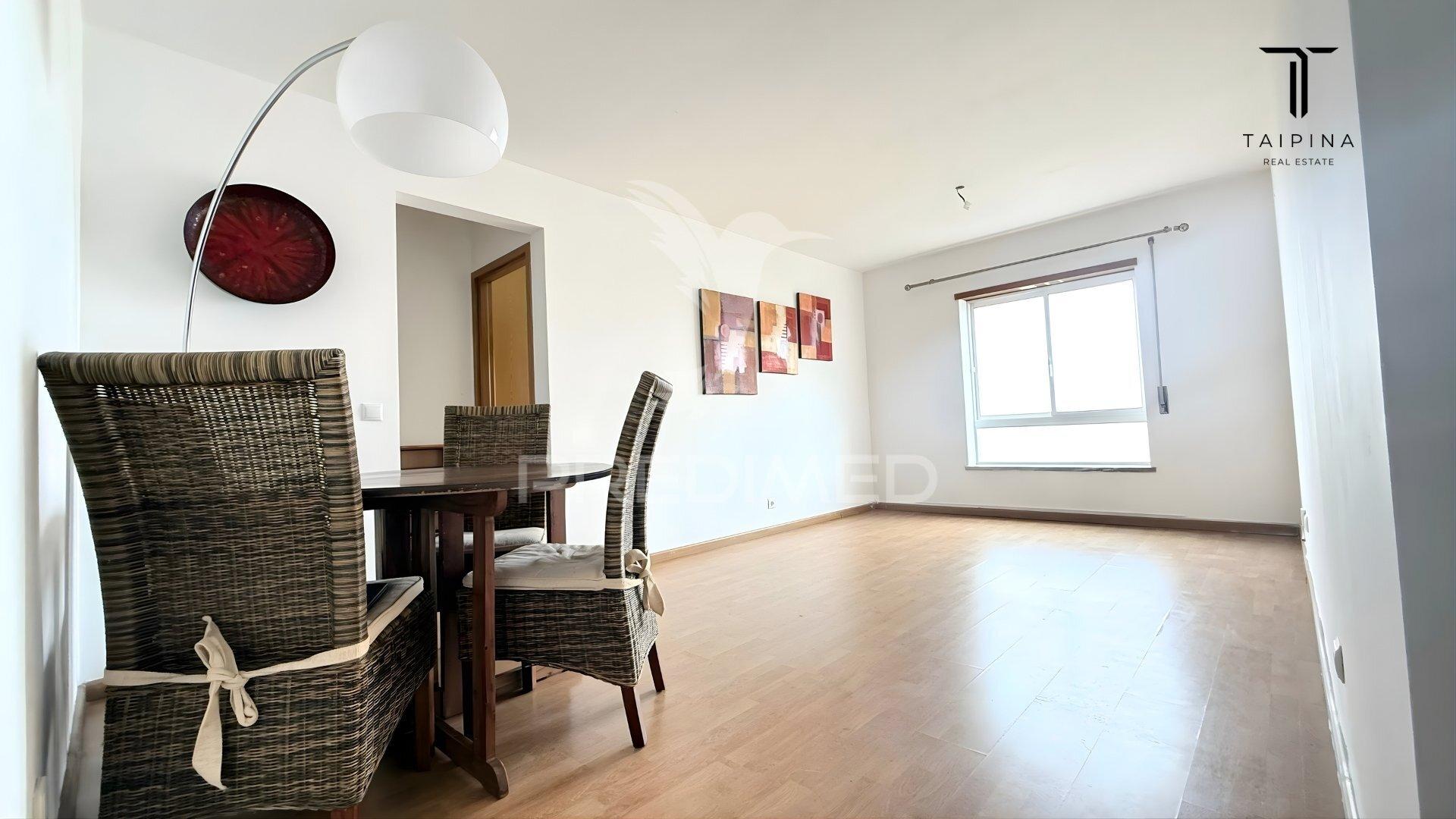 Apartamento t1 com vista desafogada | 55 m² | elevadores | parqueamento | monte da caparica