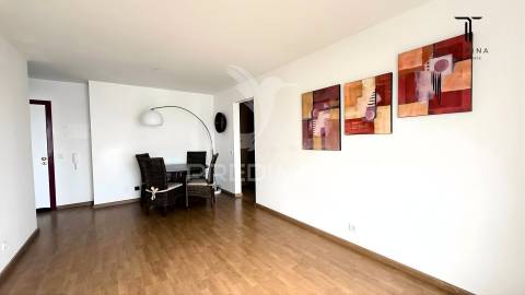 Apartamento t1 com vista desafogada | 55 m² | elevadores | parqueamento | monte da caparica