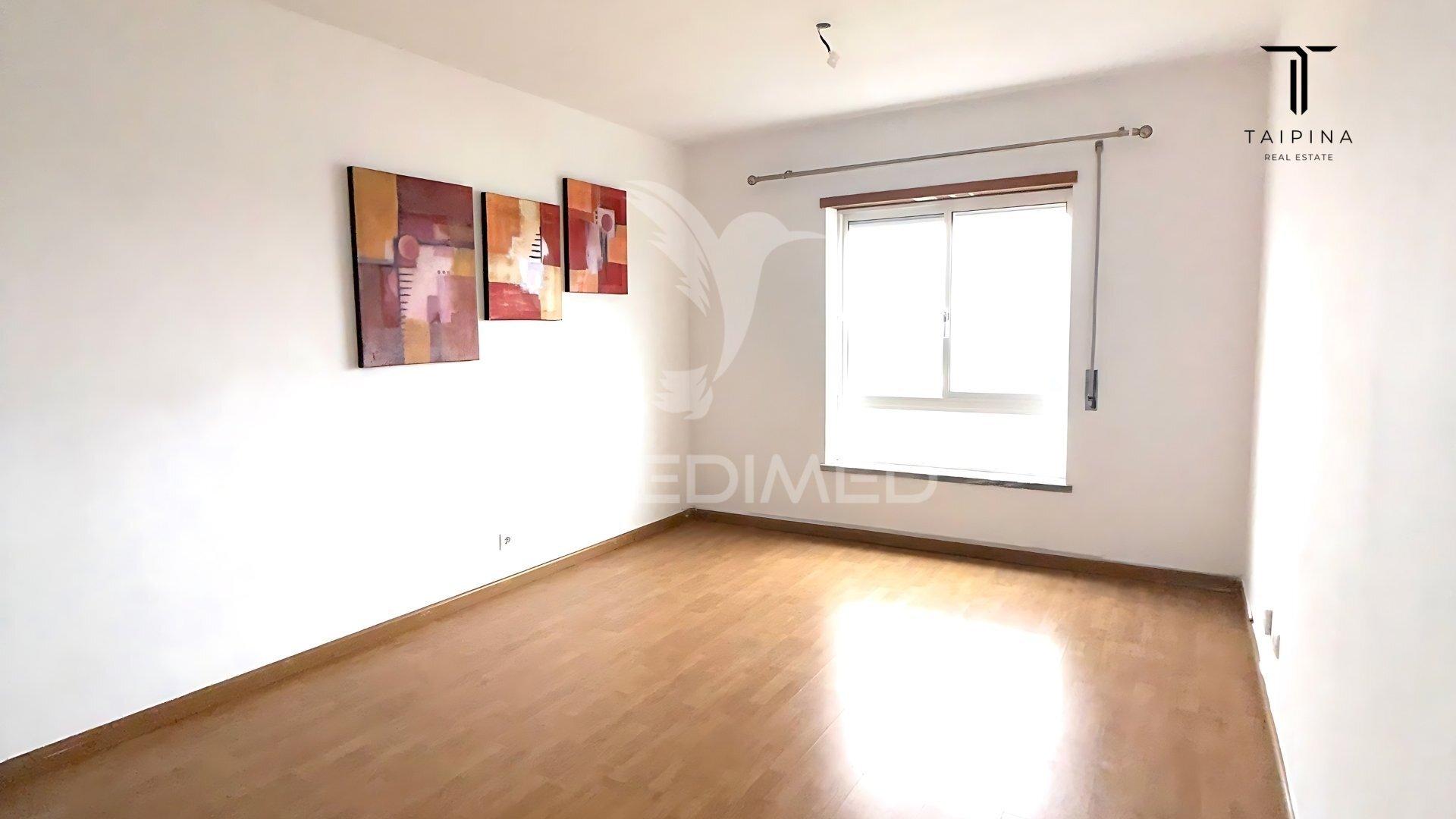 Apartamento t1 com vista desafogada | 55 m² | elevadores | parqueamento | monte da caparica