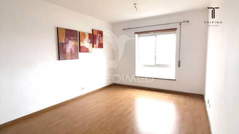 Apartamento t1 com vista desafogada | 55 m² | elevadores | parqueamento | monte da caparica