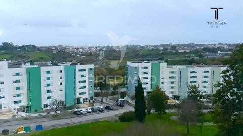 Apartamento t1 com vista desafogada | 55 m² | elevadores | parqueamento | monte da caparica
