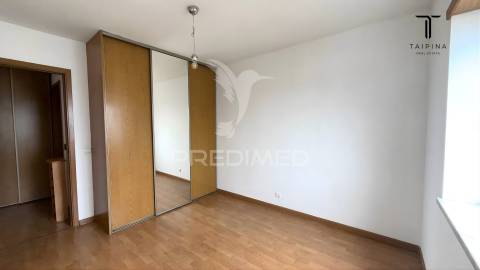 Apartamento t1 com vista desafogada | 55 m² | elevadores | parqueamento | monte da caparica