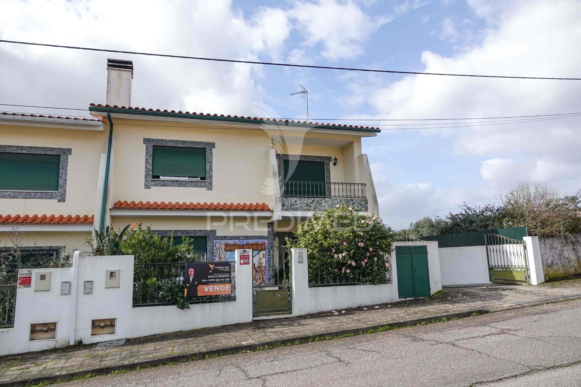 Moradia geminada v4, casais de revelhos – abrantes.