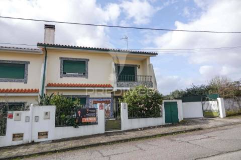 Moradia geminada v4, casais de revelhos – abrantes.