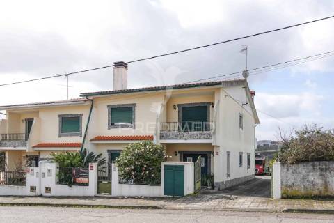 Moradia geminada v4, casais de revelhos – abrantes.