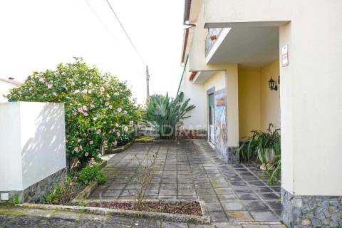 Moradia geminada v4, casais de revelhos – abrantes.