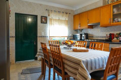 Moradia geminada v4, casais de revelhos – abrantes.