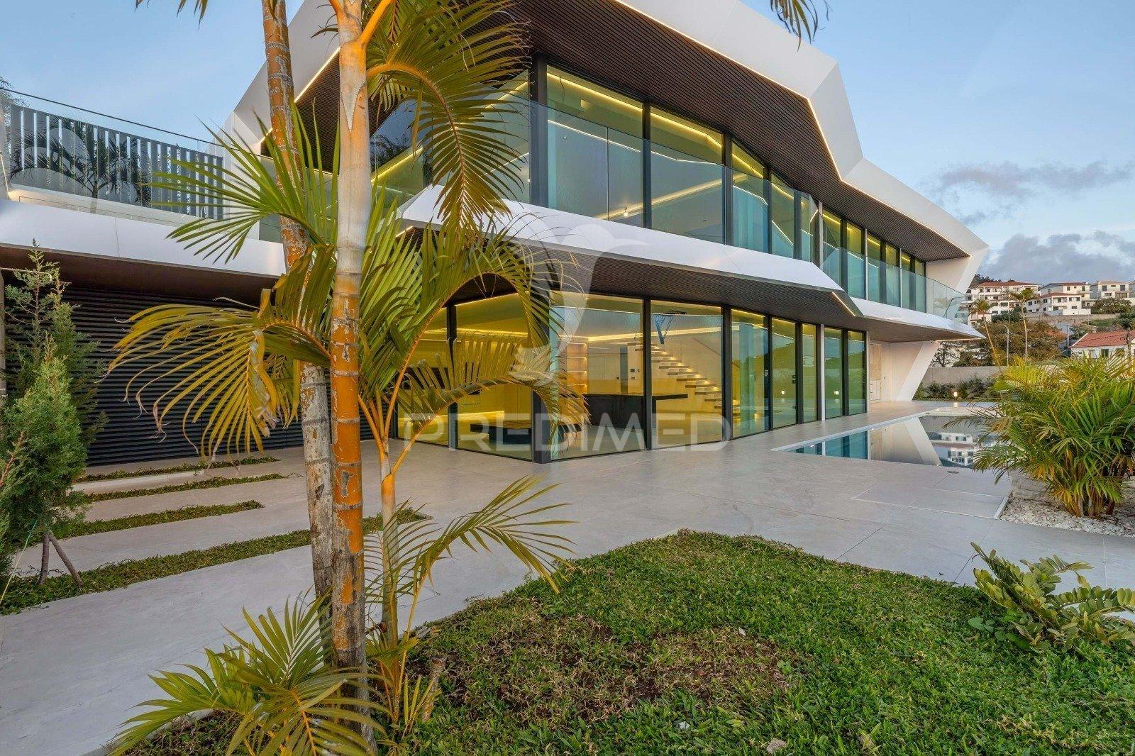 Luxuosa moradia t4 com piscina vista mar.