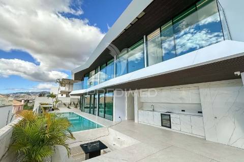 Luxuosa moradia t4 com piscina vista mar.