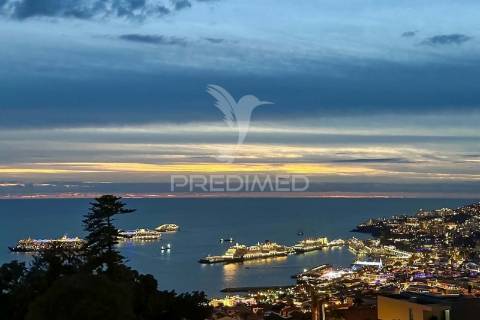 Luxuosa moradia t4 com piscina vista mar.