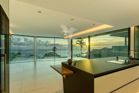 Luxuosa moradia t4 com piscina vista mar.