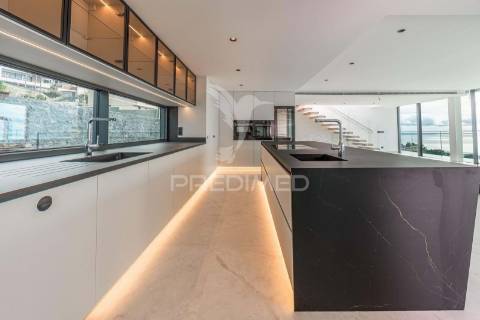 Luxuosa moradia t4 com piscina vista mar.