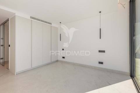 Luxuosa moradia t4 com piscina vista mar.