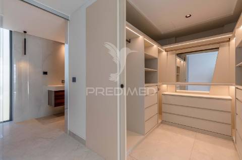 Luxuosa moradia t4 com piscina vista mar.