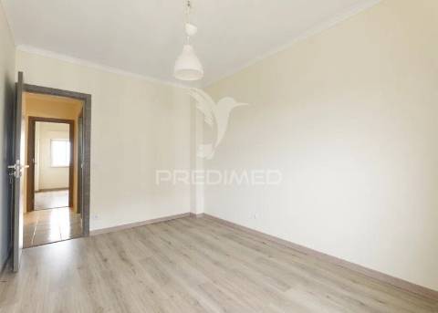 Apartamento t2 no carregado com elevador