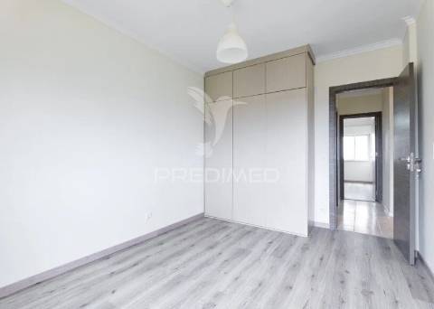 Apartamento t2 no carregado com elevador