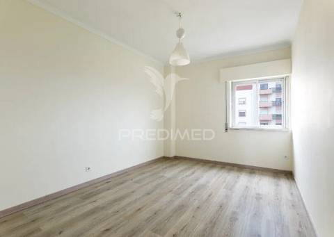 Apartamento t2 no carregado com elevador