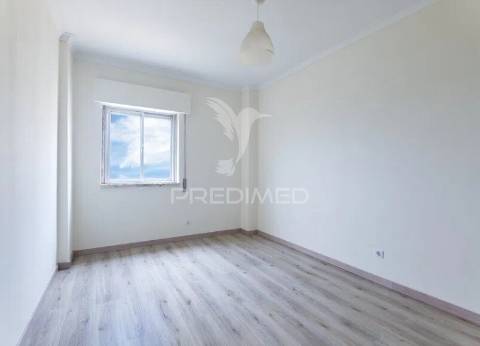 Apartamento t2 no carregado com elevador