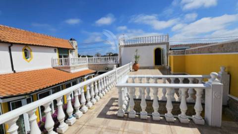 Moradia t6 com piscina em esgueira