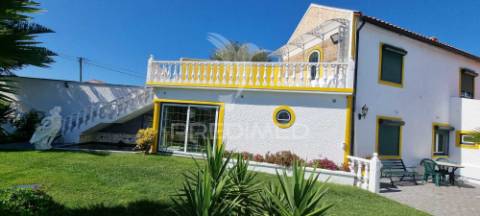 Moradia t6 com piscina em esgueira