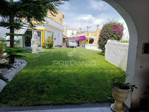 Moradia t6 com piscina em esgueira