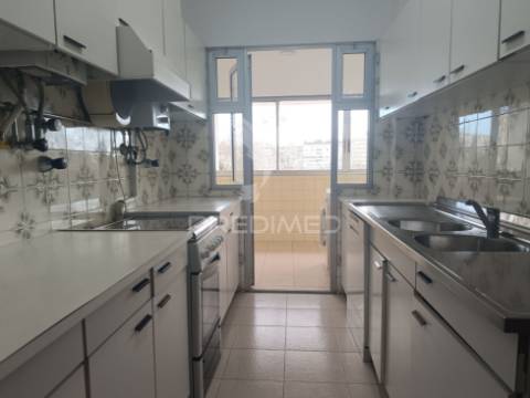 Apartamento t4 | são domingos de benfica