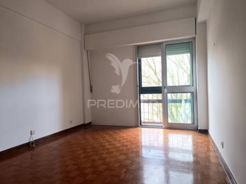 Apartamento t4 | são domingos de benfica