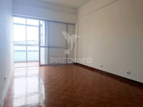 Apartamento t4 | são domingos de benfica