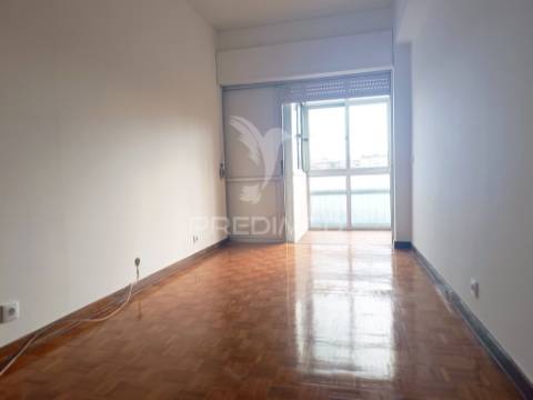 Apartamento t4 | são domingos de benfica